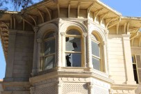 Izmir'in Tarihi Yapilarindan Forbes Köskü Adeta Talan Edildi