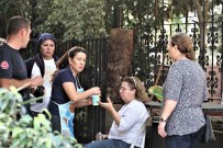 Kizartma Yaparken Çikan Yangini Havlu Ile Söndürmek Istedi, Kendisini Disari Güçlükle Atti