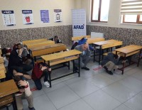 Konya'da Deprem Tatbikati Açiklamasi Vali Ögrencilerle Sira Altinda Tehlikenin Geçmesini Bekledi