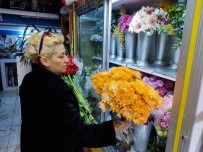 Ögretmenler Günü'nün Hafta Içi Kutlanacak Olmasi Çiçekçilere Yaradi