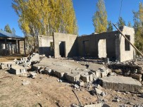 Yiktigi Duvarin Altinda Kalan Kisi Hayatini Kaybetti