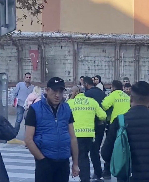 İstanbul'da Atatürk heykeline baltalı saldırı