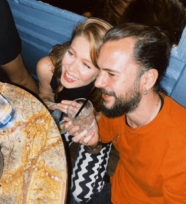 Burcu Biricik eşiyle fotoğrafını yayınladı