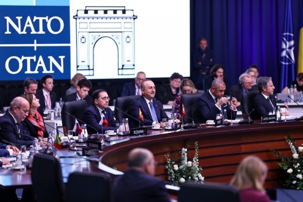 Bakan Çavuşoğlu'nun NATO talebi Yunanistan'ı endişelendirdi! 5. maddeyi neden istemiyorlar?