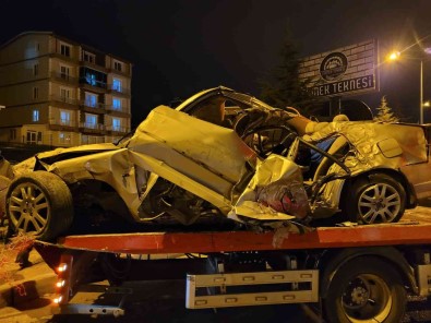 Isparta'da Meydana Gelen Kazada Otomobil Hurdaya Döndü Açiklamasi 2 Yarali