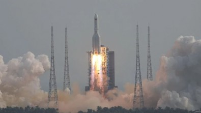 23 tonluk devasa Çin roketinin parçası Dünya'ya düştü