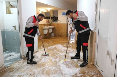 Acil Temizlik Timi Isbasinda