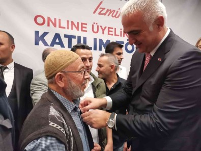 Bakan Ersoy, Izmir'de AK Parti'ye Katilanlara Rozet Takti
