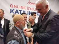 Bakan Ersoy, Izmir'de AK Parti'ye Katilanlara Rozet Takti