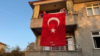 Hayatini Kaybeden Madencinin Evine Türk Bayragi Asildi