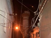 Izmir'deki Depremde Bir Caminin Minaresi Yikildi