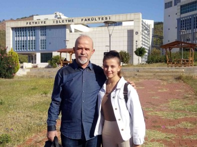 Kiziyla Beraber Ayni Üniversitede Egitim Görüyor