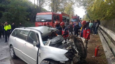 Özel Halk Otobüsü Ile Otomobil Çarpisti Açiklamasi 1 Ölü, 5 Yarali
