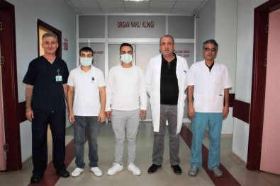 Kemoterapi Tedavisinde Böbreklerini Kaybeden Kardesine Bagista Bulunan Agabey Nakil Çagrisinda Bulundu