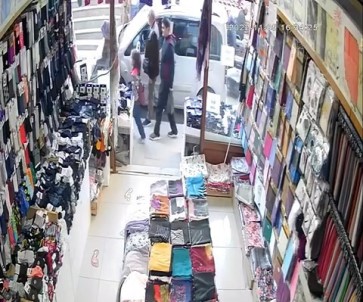 2 Çocuklu Aile Ölümden Saniyelerle Kurtuldu, O Anlar Kameralara Yansidi