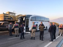 Amasya'da Yolcu Otobüsü, Tirin Tasidigi Is Makinesine Çarpti Açiklamasi 1 Kisi Öldü, Çok Sayida Yarali Var