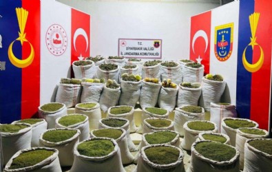 Diyarbakır'da uyuşturucu operasyonu: 750 kilo toz esrar ile 1200 kilo kubar esrar yakalandı