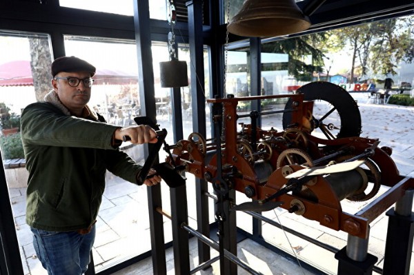 Bursa'nın simgesi Tophane Saat Kulesi'nin asırlık saati 30 yıl sonra çalıştırıldı