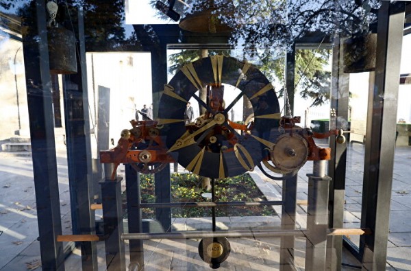 Bursa'nın simgesi Tophane Saat Kulesi'nin asırlık saati 30 yıl sonra çalıştırıldı