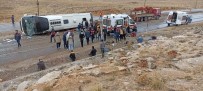 Göçmenleri Tasiyan Otobüs Devrildi Ilk Belirlemelere Göre 3 Kisi Öldü Çok Sayida Kisi Yaralandi