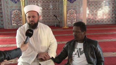 Günde 5 Vakit Sürünerek Namaz Kilmaya Geliyor