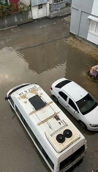 Adana'da tıkanan rögarı polis açmaya çalıştı! O anlar kamerada