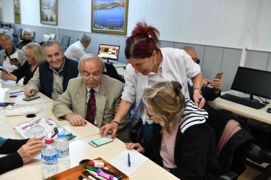 65 Yas Üstü Vatandaslar Teknolojiyi 'Yaslilar Ve Gençler Bilgi Erisim Merkezi'nde Yakaliyor