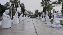 CHP'li belediyeler heykel dikmekte yarışıyor! Bu kez de Kuşadası Belediyesi sahili doldurdu!