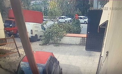 Istanbul'da Kamyonet Dehseti Kamerada Açiklamasi 5 Araç Pert Oldu