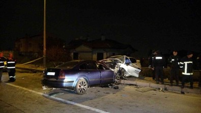 Kayseri'de Iki Otomobil Kafa Kafaya Çarpisti Açiklamasi 2 Ölü, 6 Yarali
