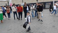 Taksim'de Minik Davulcuya Yogun Ilgi
