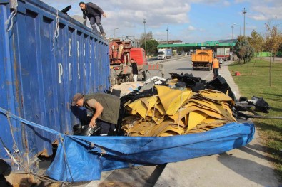 TEM'de Hurda Yüklü Kamyon Devrildi