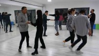 Afgan Göçmen Gündüz Terzilik, Aksam Ise Dans Egitmenligi Yapiyor