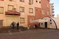 Engelli Çocugunu Evde Birakan Anne Dagda Olan Çocugu Için Evlat Nöbetini Sürdürüyor
