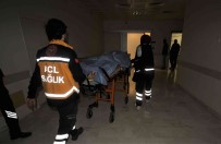 Evinin Önünde Biçaklanan Kisi Hastaneye Kaldirildi