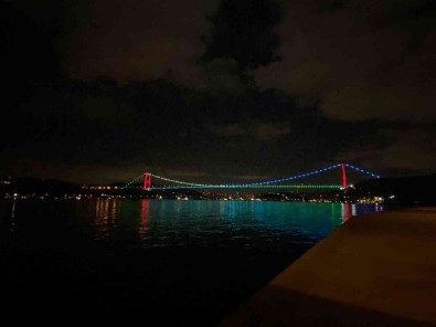 Istanbul'da Köprüler Azerbaycan Bayraginin Renkleriyle Isiklandirildi