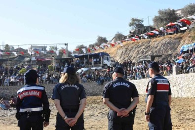 Jandarma, Boga Güreslerinde Kus Uçurtmadi