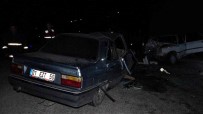 Otomobiller Kafa Kafaya Çarpisti Açiklamasi 2 Ölü, 5 Yarali