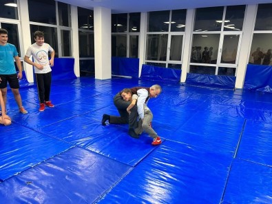 Vali, 9 Yasindaki Sporcuyla Güresince Ortaya Ilginç Görüntüler Çikti
