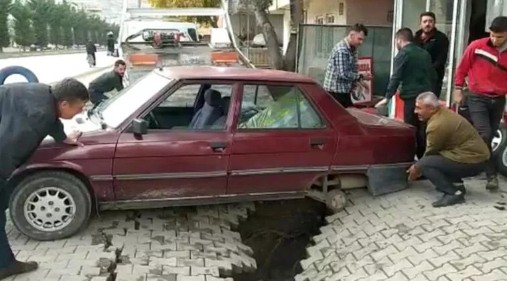 Kahramanmaraş'ta kaldırım çöktü! Otomobil çukurun içinde kaldı