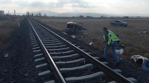 Afyonkarahisar'da tren, hemzemin geçitte minibüse çarptı: 2 yaralı