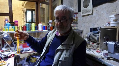 500 Yillik Dükkanda Isini Sabirla Yapiyor