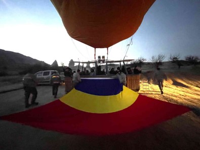 Kapadokya'da Sicak Hava Balonlari Romanya Bayragiyla Havalandi