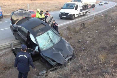 Trafik Levhalarina Çarpan Otomobil 150 Metre Sürüklendi Açiklamasi 2 Yarali
