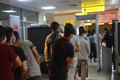 Kocaeli'de 25 Düzensiz Göçmen Sinir Disi Edildi