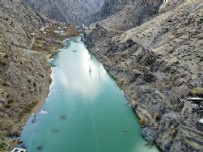 Yusufeli Baraji'nda Su Seviyesi 47 Metreye Ulasti, Bosaltilan Köylerdeki Evler Birer Birer Sular Altinda Kalmaya Basladi