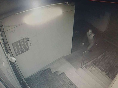 15 Yasindaki Kiz Çocuguna Asansörde Biçakli Saldiri Soku