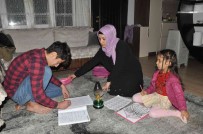 Gaz Lambasi Isiginda Ders Çalisiyorlar