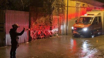 Izmir'de Saganak Yagmur Nedeniyle Evin Çatisi Çöktü