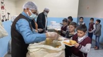 Muradiye'de 4 Bin 500 Ögrenciye Günce 3 Çesit Sicak Yemek Destegi Yüzleri Güldürdü